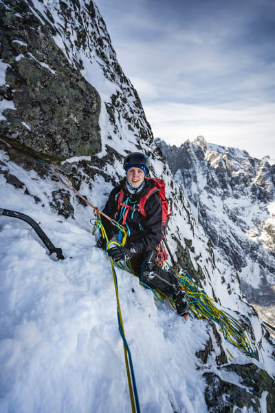 VANSKELIG: Nordveggen på Romsdalshorn er mer krevende med snø og is enn uten. Henning på standplass. Foto: Sindre Kolbjørsgard