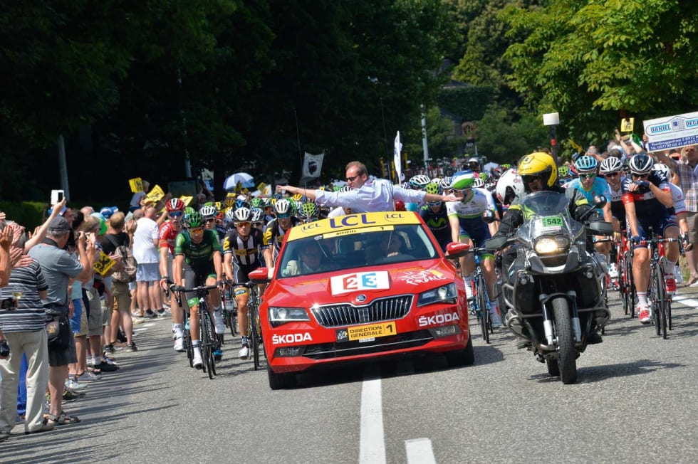 Kongen: Tour de France har to røde biler i drift, og i den aller første sitter sjefen for rittet, Christian Prudhomme. Foto: Cor Vos.