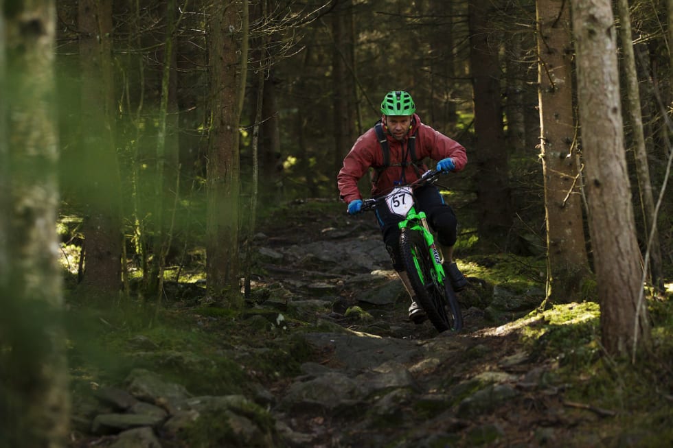 Michael Olsson forserer et steinete parti under Telemark Enduro i 2016. Foto: Kristoffer Kippernes