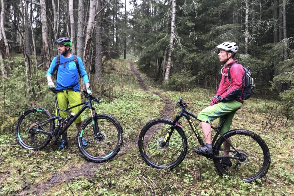 Kjentmann Espen Gudevangen (til høyre) guidet gruppa trygt gjennom fire timer. May 22-17 NOTS Lillehammer guide Espen Gudevangen - Asgeir Linberg 1400x933