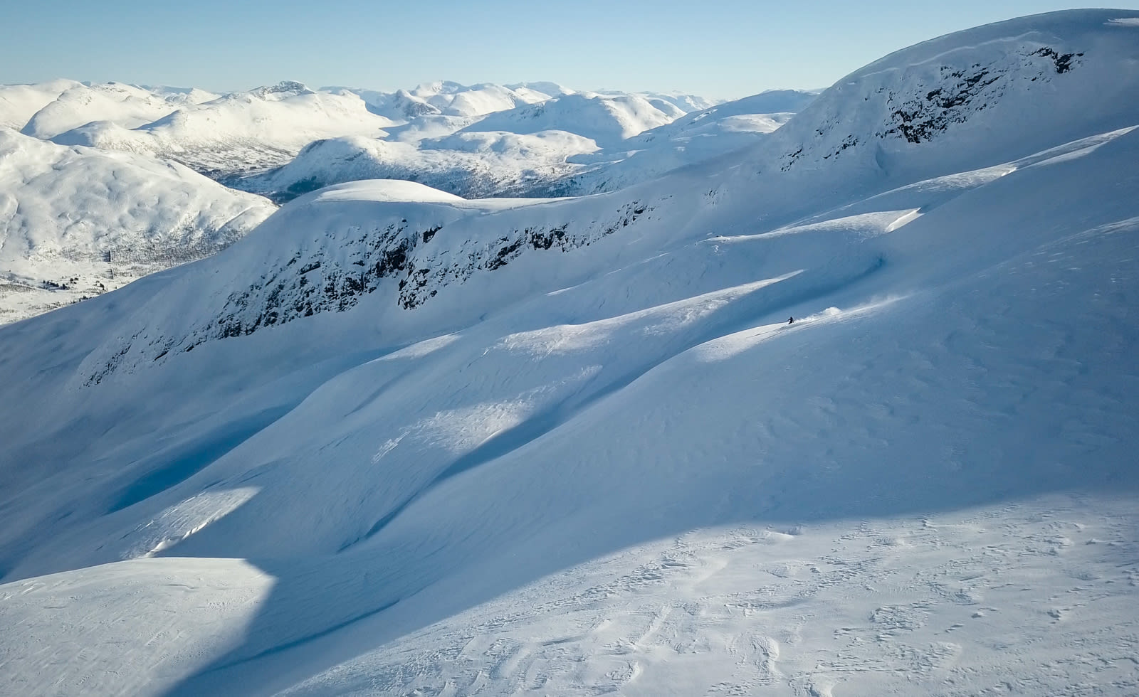 BOLLER OG BRUS: Etter en liten felletur i bakkant av Hornindal Skisenter kommer du til Guridalen som er en bolle på 2-3 kilometer. Det er lett å finne urørt snø, for å si det sånn. Bilde: Christian Nerdrum