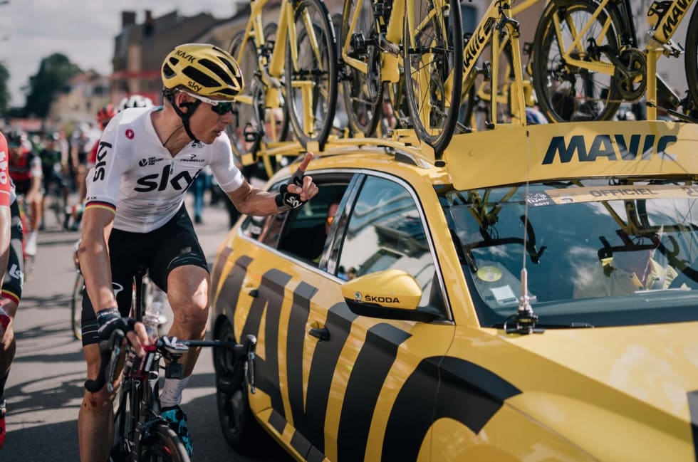 Ett hjul, takk: Christian Knees, Team Sky, tar opp en bestilling fra en av feltets nøytrale servicebiler. Foto: Kristof Ramon.