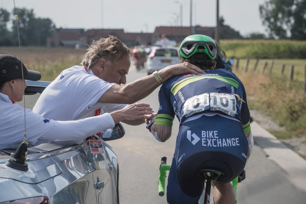Ævve! Michael Matthews tar imot enkel førstehjelp fra legebilen. Siden Skoda ikke har en cabriolet i sortimentet, er legebilene levert av Volkswagen og Audi. Foto: Kristof Ramon.
