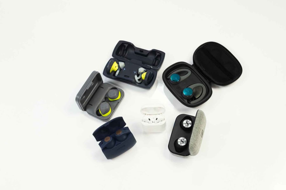 FORSKJELLER: De seks forskjellige ørepluggene har ganske forskjellig utforming på både plugger og ladeetui. Fra nederst til venstre og med klokka: Jabra Elite 65T Active, Jabra Elite Sport, Bose Soundsport Free, Plantronics Backbeat 3100, Sennheiser Momentum True Wireless. I midten Apple Airpods.