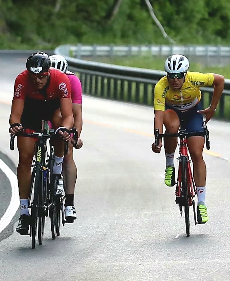 IKKE VENNER: Fra Lillehammer kan du ikke stole på andre enn deg sjøl, sier Knut Sande (foran), her med Jonas Orset (i gult) og Fredrik Lorentzen Henne. Foto: Ola Morken Fellesstarten Knut Sande - Jonas Orset - Fredrik Lorentzen Henne bak - Ola Morken 750