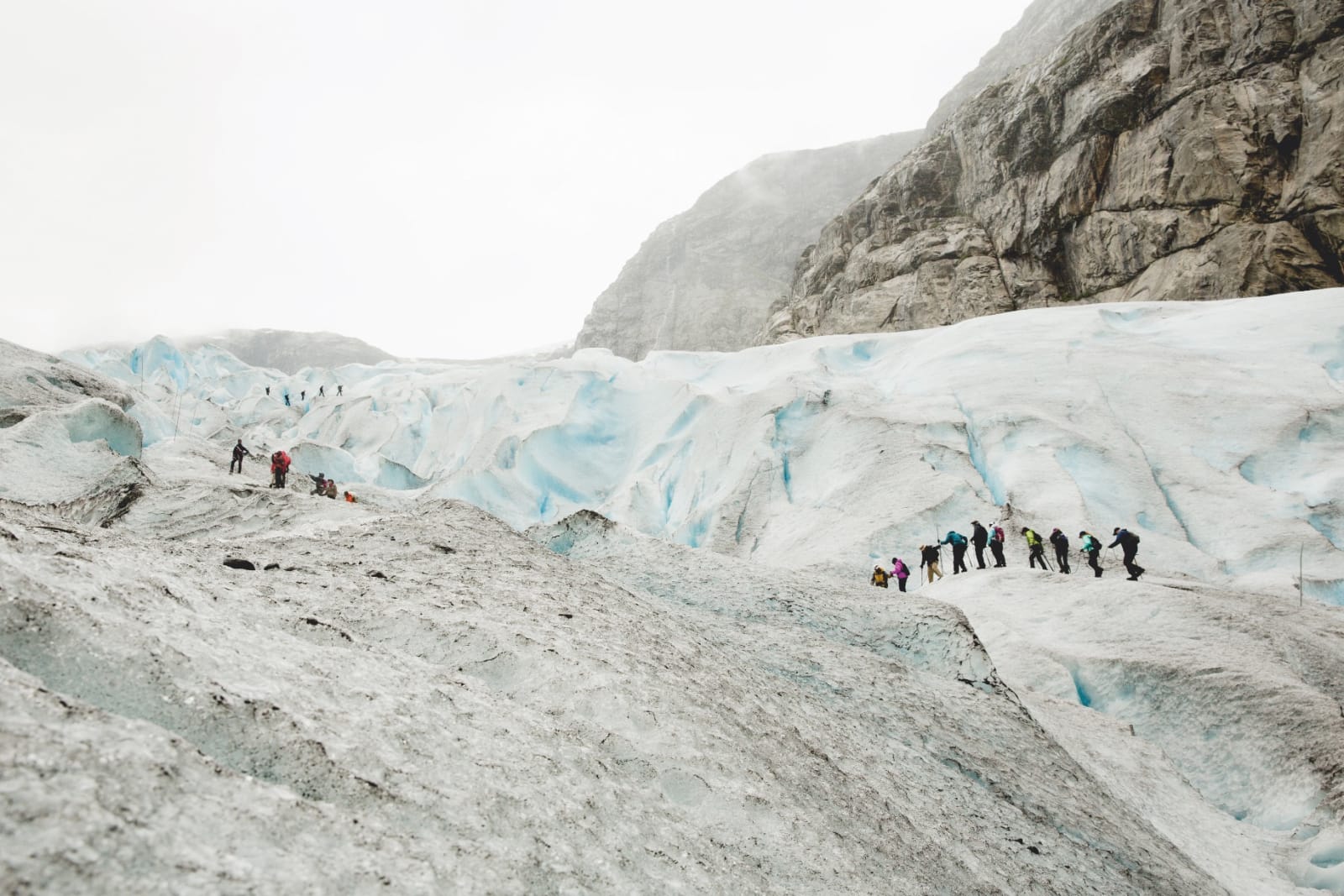 BREEN: Medan Briksdalsbreen er stengt for brevandring, har Jostedalen Breførarlag opplevd ei markant auke i trafikk dei siste åra. – Nigardsbreen held fortsatt stand. Den har i likskap med andre smelta kraftig tilbake, men det er framleis is å gå på, fortel Bruheim.