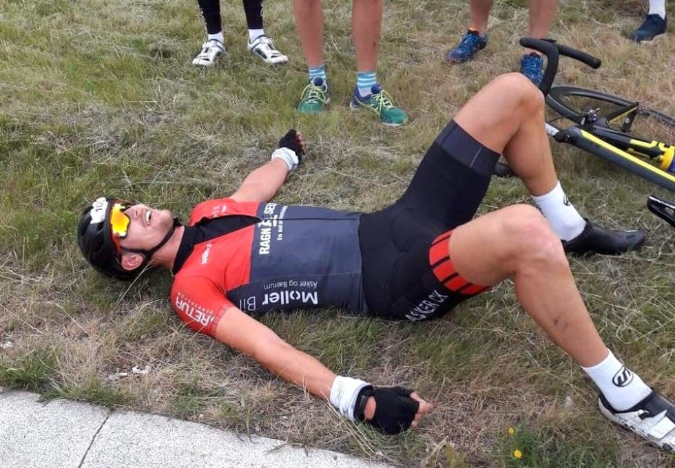 LYKKELIG: Etter målgang lå Knut Sande i gresset i flere minutter og visste at han snart har glemt hvor langt det var. Foto: Privat Knut Sande Fellestarten 2018 - mål - Foto privat 1000x