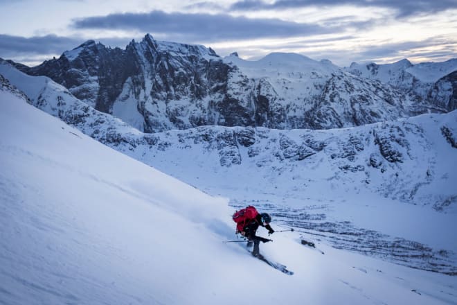 LITT AV EN NEDTUR: Trollveggen i bakgrunnen. Foto: Sindre Kolbjørnsgard