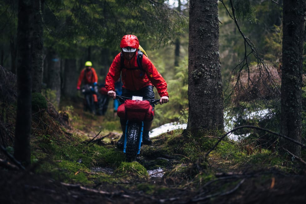 Østmarka og Terrengsykkelrittløypa er ikke bare enkel å hanskes med, men turleder Mikkel Soya Bølstads har i hvert fall ikke hastverk på sin alternative tur i rittløypa. Foto: Mikkel Soya Bølstad Terrengsykkelrittet 1 - Foto Mikkel Soya Bølstad 1400x933