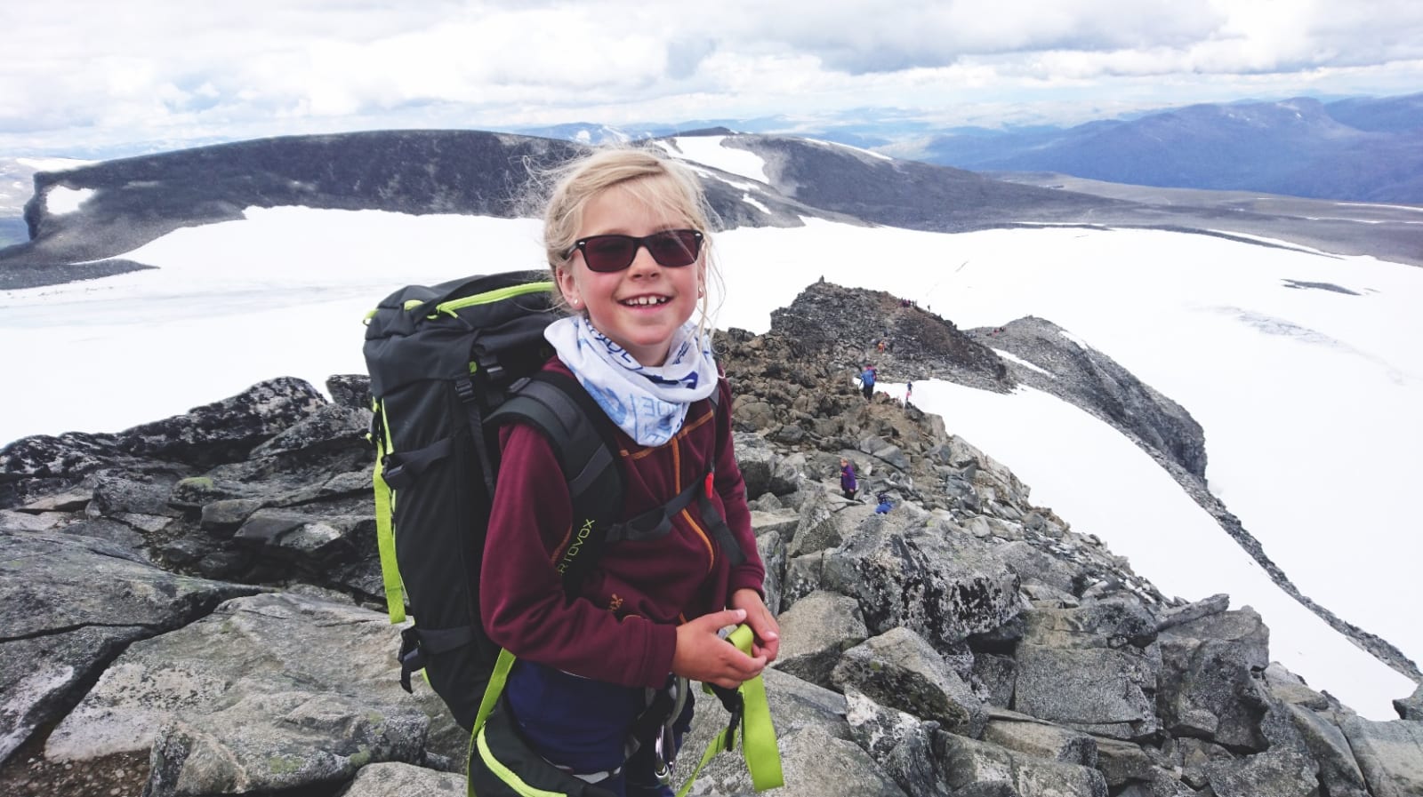 STORESØSTER: Aurora (8) har overskudd til å teste pappas ryggsekk.