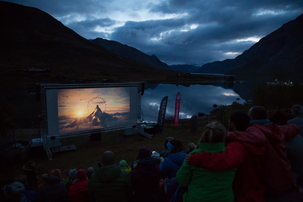Utendørskino. Fjellfilm viser blant annet spillefilmer, dokumentarer og kortfilmer. Foto: Cathrin Moe