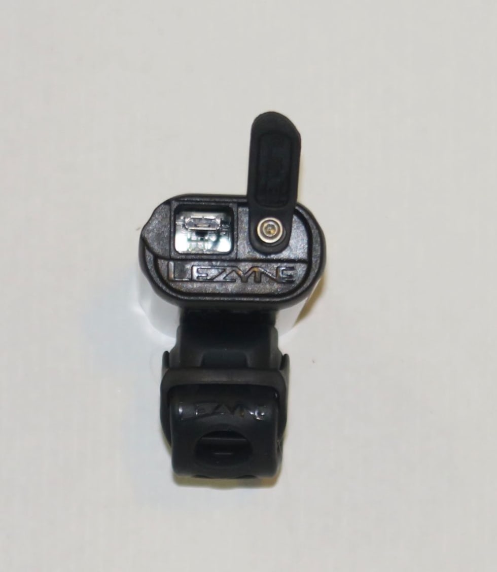 TRANGT: Ikke alle Micro-usb-kabler kommer inn i åpningen bak på Lezyne-lykta.