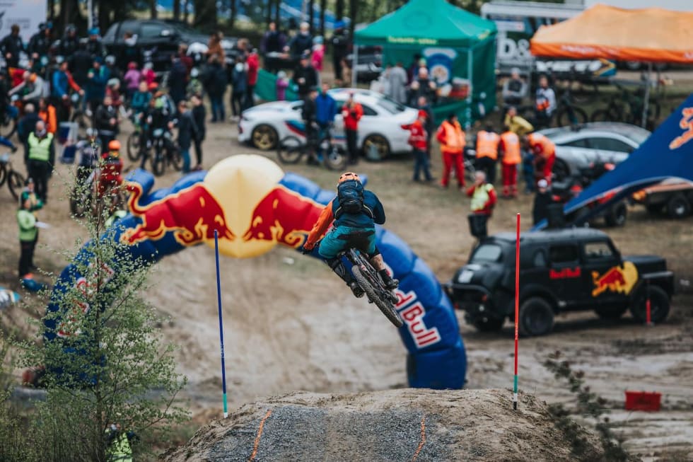 Store hopp helt inn på målstreken i siste etappe gjør Telemark Enduro til en spektakulær opplevelse for både tilskuere og deltakere. Foto: John-André Moldestad