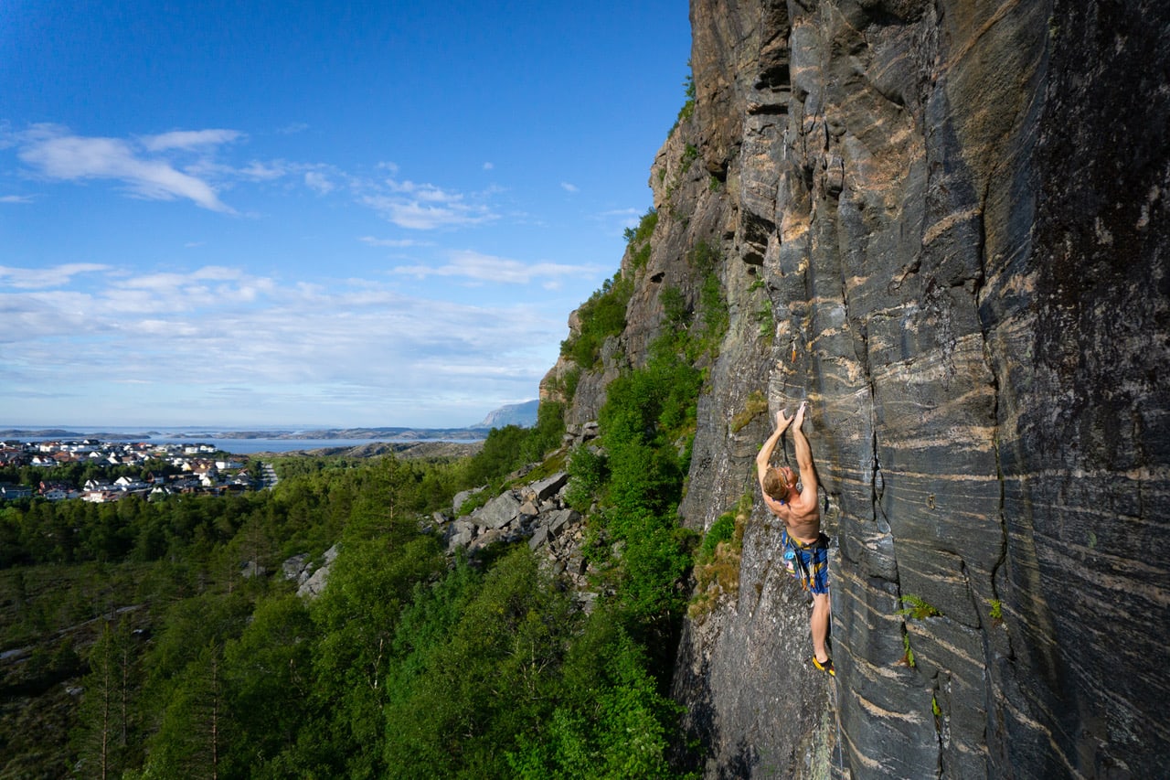 Magnus Thue Stokstad på «Desembernatt» (7) på Kvernberget. Foto: Frank Rognskaug kristiansund klatring