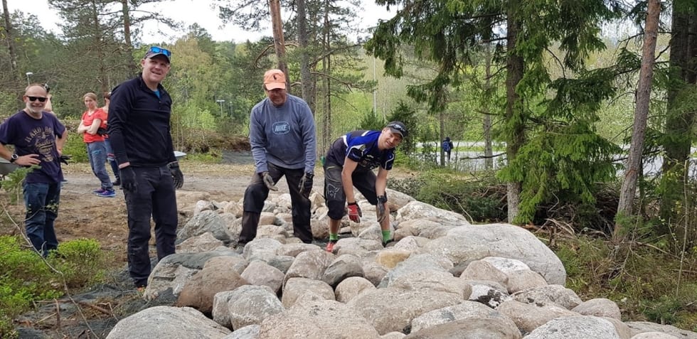 Det er langt ned atskillige timer på de store elementene til rundbaneløypa som skal bruke i NM i juni. Foto: Soon CK