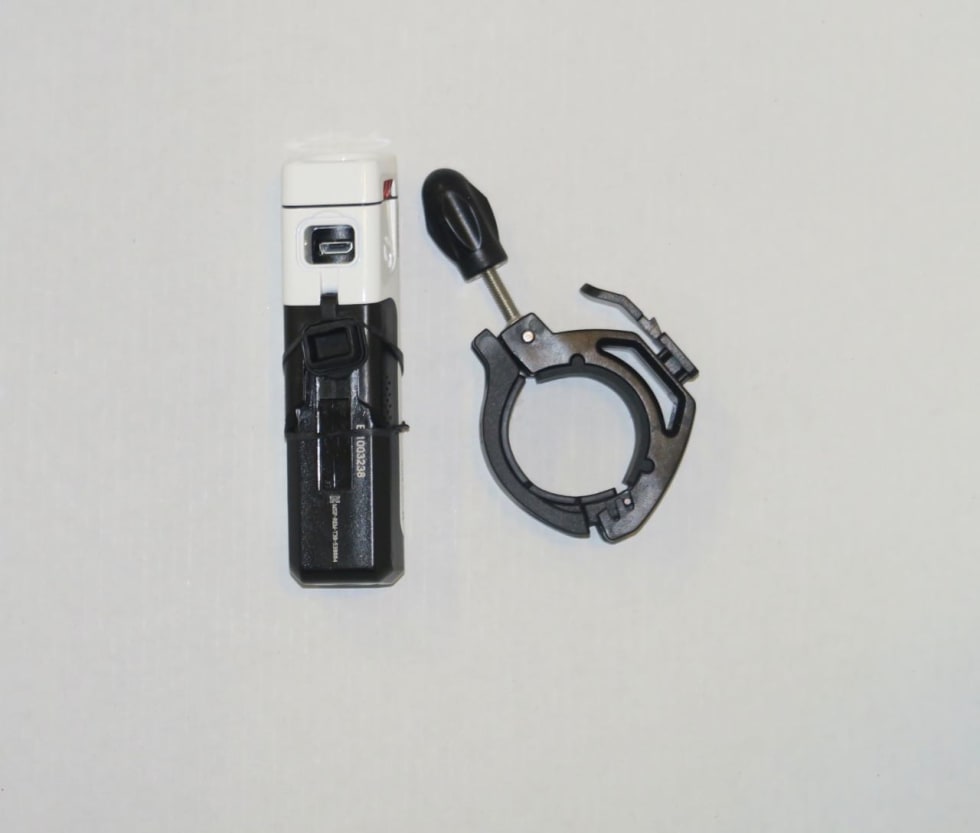 STANDARD: Micro-USB-kabelen går rett inn her. De fleste kabler vil passe.