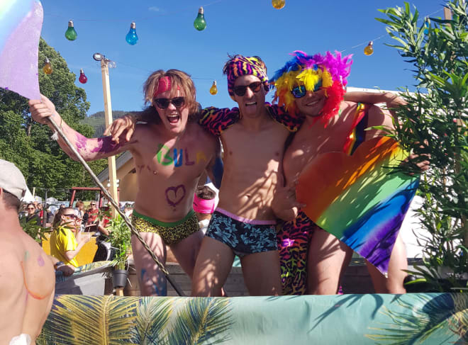 PRIDE: Ein fargerik fest som betyr meir enn ei fargerike overflate. Foto: Dag Sandvik