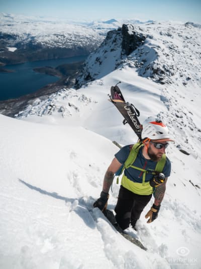 Andreas på vei opp i bratta. Foto: Timme Ellingjord