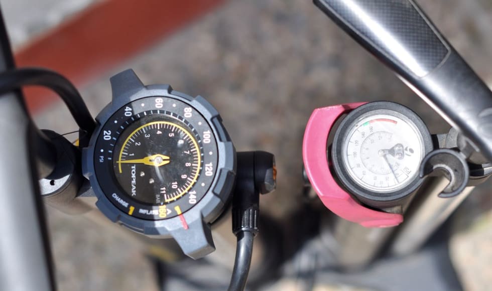 TYDELIG: Manometer-skiva på Topeak-pumpa er stor og lett å lese av.