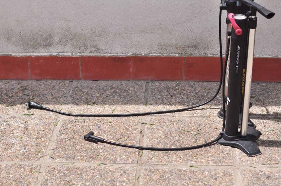 LANG SLANGE: Topeak-pumpas slange er godt over en meter lang. Det er fint når du har sykkelen i stativ.