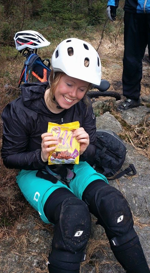 PÅSKEGODT: Sigrid Stjernvang tok turen fra Oslo for å sikre seg påskegodt til halv pris. Foto: Hermann Fredriksen