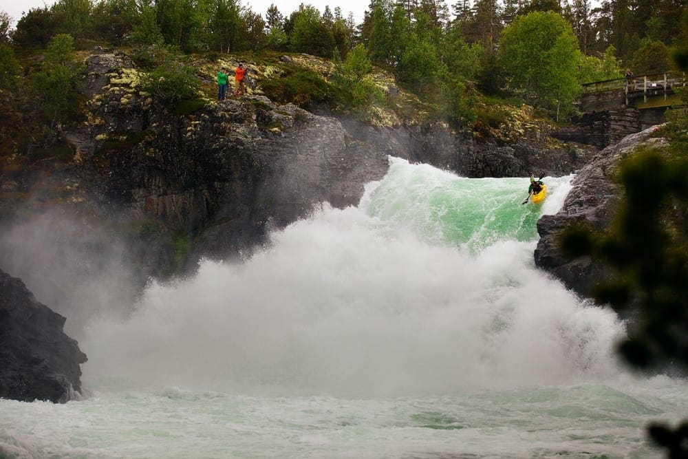 SUPERSTJERNE: Amerikaneren Evan Garcia padler Stuttgongsfossen, en av de største, enkeltstående strykene som er padla i Sjoa. Garcia er en av verdens beste padlere, og tilbragte lang tid i Heidalen i fjor sommer. Foto: Mikael Ekström