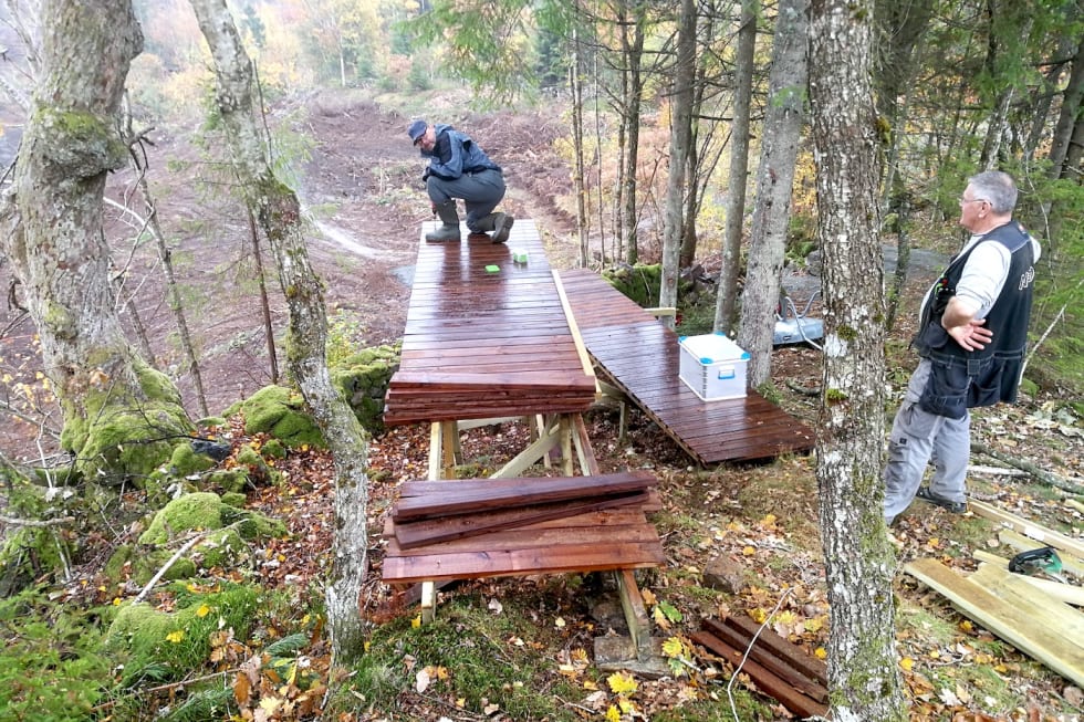 Dugnadsgjengen bygger elementer og stier i det nye parkanlegget flere dager i uka. Foto: Steinar Ytrehus Tungvekteren - park dugnad - Foto Steinar Ytrehus 1400x933