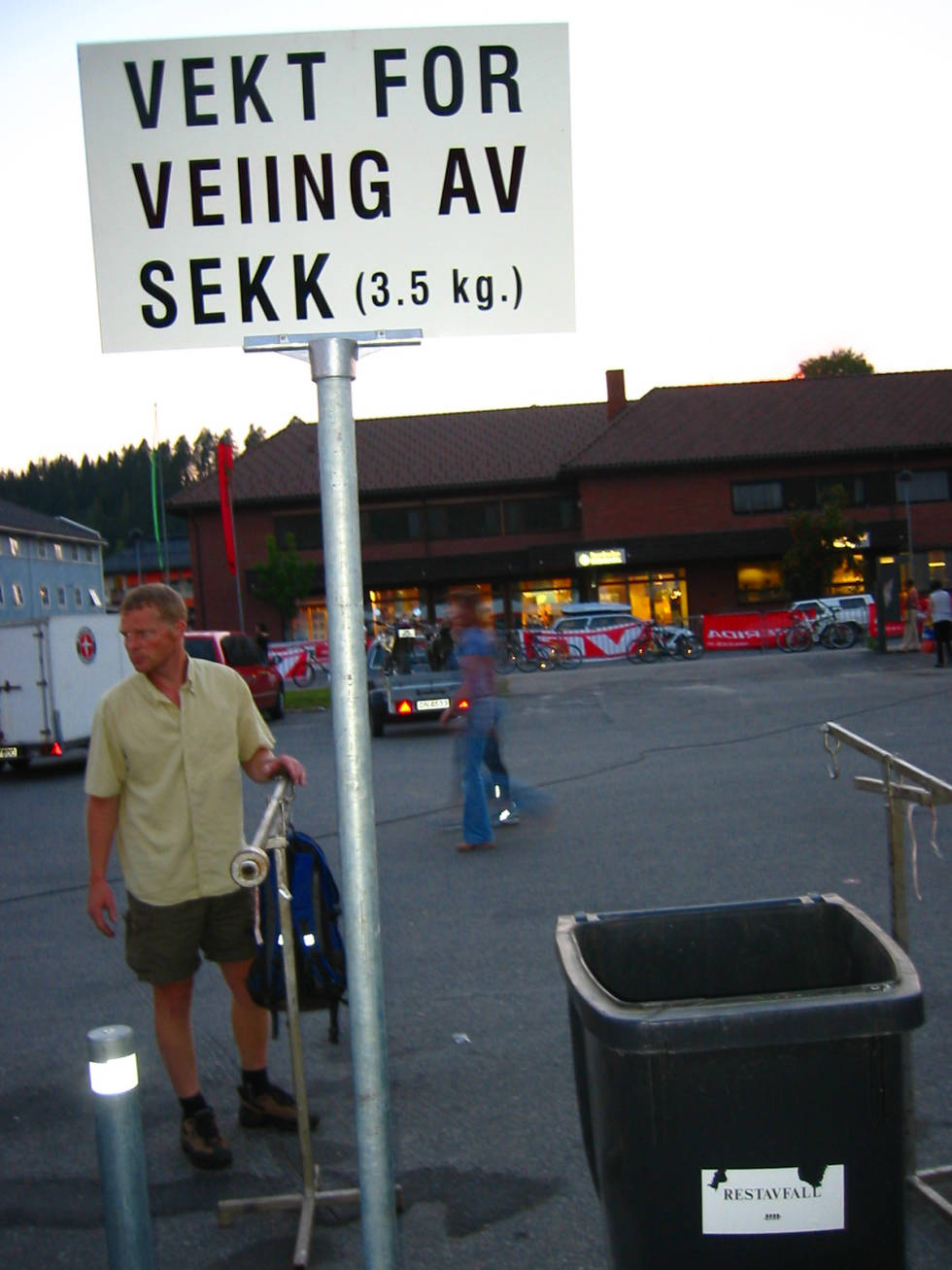 Overskytende vekt kan tydeligvis kastes i boksen ved siden av vekta. 111-1199_IMG