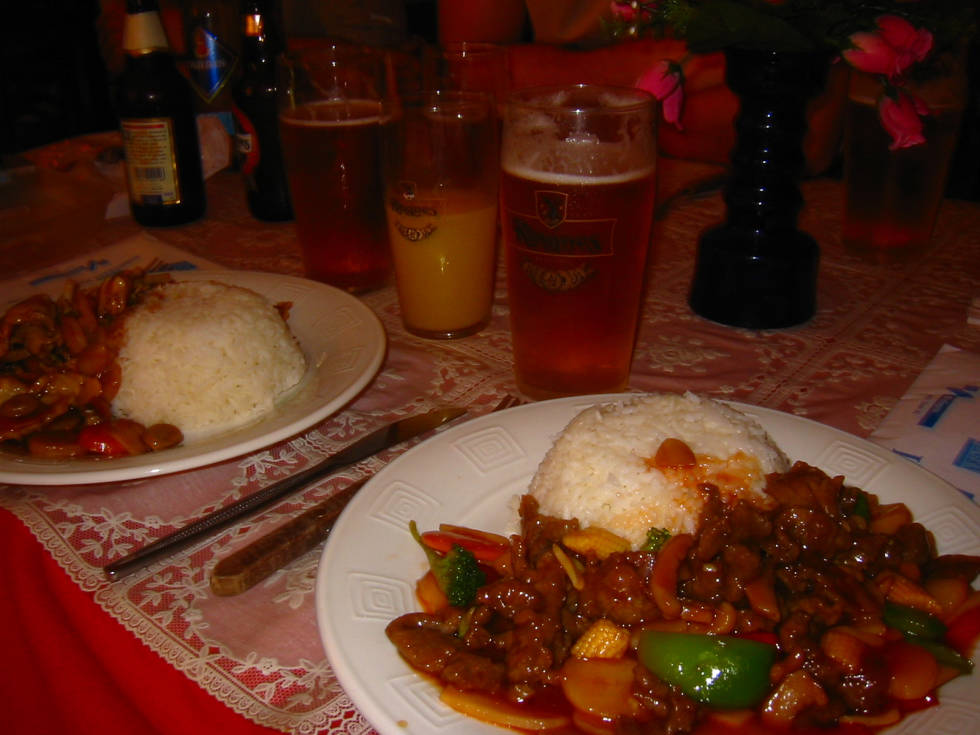 Romfartsmat er vel og bra, men det er lite som slår en god porsjon "biff chopsuey" og en iskald øl. Og en vodka appelsinjuice! 112-1207_IMG