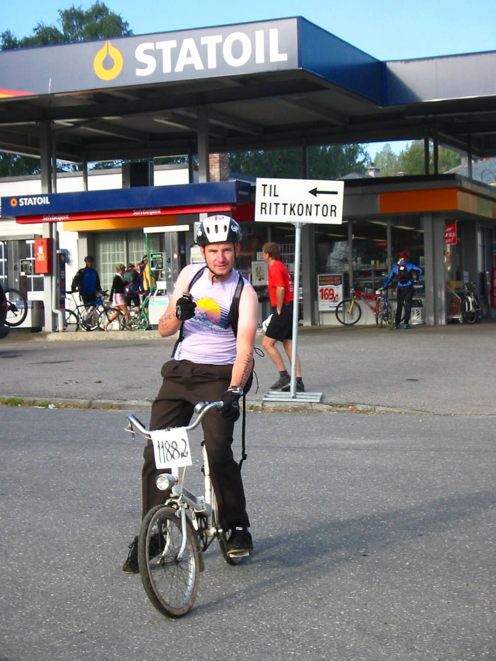 Truls stilte i dressbukser og "vintage"-singlet.Til rittkontor! 112-1233_IMG