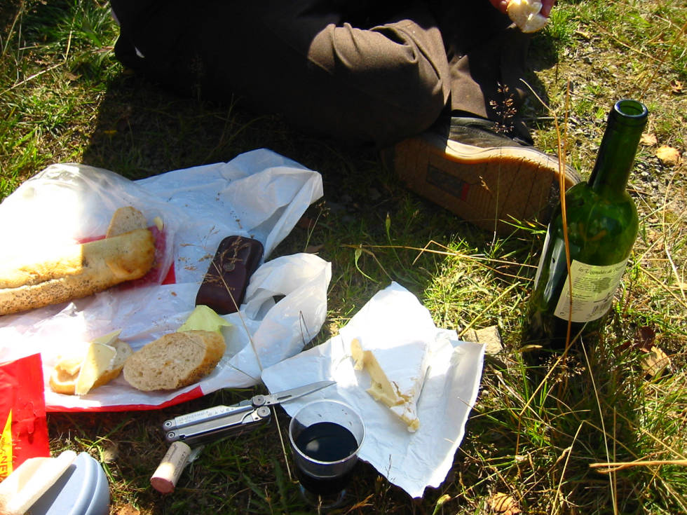 Lunsjdetalj: Baguette, brie og en god rødvin. 112-1292_IMG