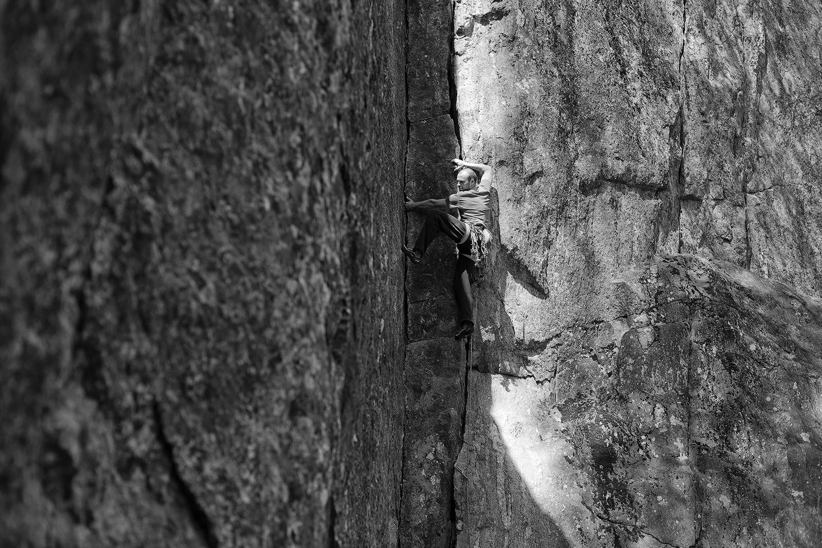 KONGELIG: Kong Olav har inngravert steinen under risset! Klatrer: Dag Hagen. Foto: Christian Nerdrum KONGELIG: Kong Olav har inngravert steinen under risset! Klatrer: Dag Hagen. Foto: Christian Nerdrum