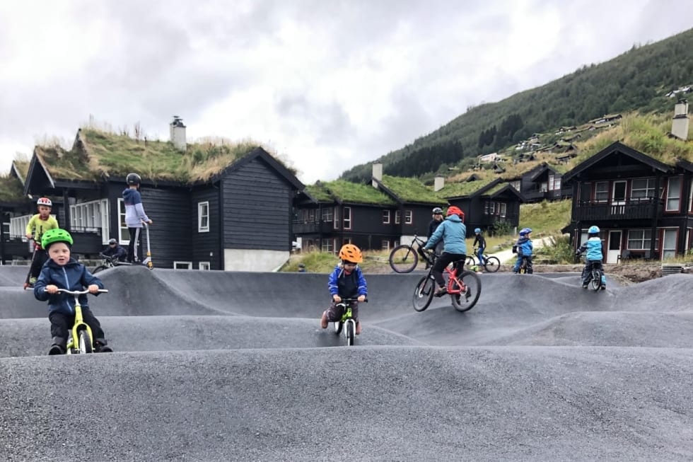 PUMPTRACK: Moro for store og små i pumptracken i Myrkdalen. Foto: Ida Bjotveit
