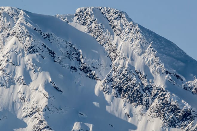 IMPONERENDE: Pannebandet (den øverste skrårampa oppe til høyre) på Sovende Dronning er litt av ei linje. Foto: Jan Arne Pettersen