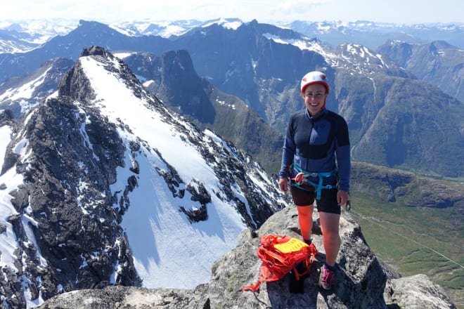 ØVERST: Ingvild på toppen med Romsdalshorn og Trolltindene bak. Foto: Tore Meirik