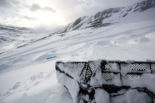 PARK: En drøss rails og hopp er på plass på Stryn sommerskisenter. Sånn ser ett av hoppene ut omtrent akkurat nå. Foto: Emil Eriksson