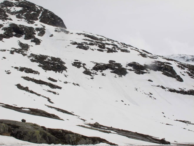 BAKSIDEN: Sløsjskred og nok snø på den korte baksiden. Foto: Pål-Trygve Gamme