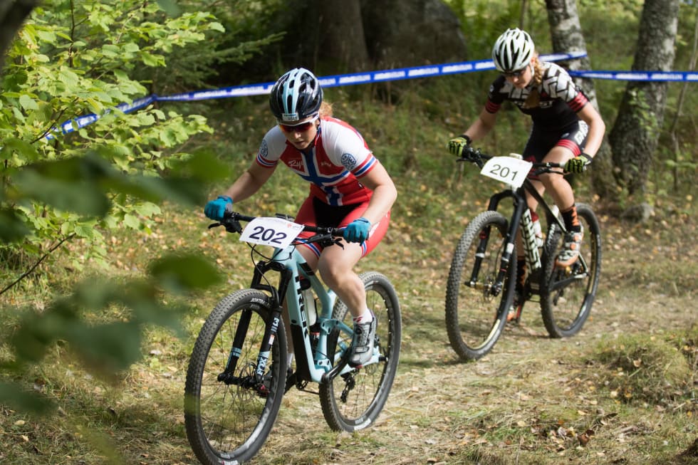 Elisabeth Sveum gir ikke opp satsingen selv om hun ikke er tatt ut på landslaget for 2017. Her ligger hun foran svenske Alexandra Engen på Norgescupfinalen i september. Foto: Bengt Ove Sannes Elisabeth Sveum - Alexandra Engen - NC 10 XCO - Bengt Ove Sannes 1400x933