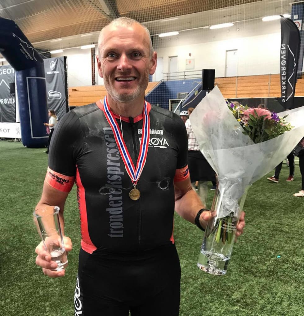LYKKELIG: Kaptein Geir Møllegård i Trønderekspressen med pokalen og blomstene for seieren i Trondheim-Oslo. Foto: Trønderekspressen Geir Møllegård - Kaptein Trønderekspressen 2018 - Foto Trønderekspressen 1000x