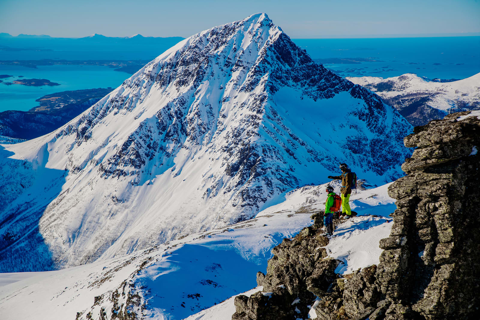 UT MOT HAVET: Sandnestindan og Trolltindan gir skiopplevelser de fleste tenker man må til Lofoten for å oppleve. Bilde: Terje Aamodt