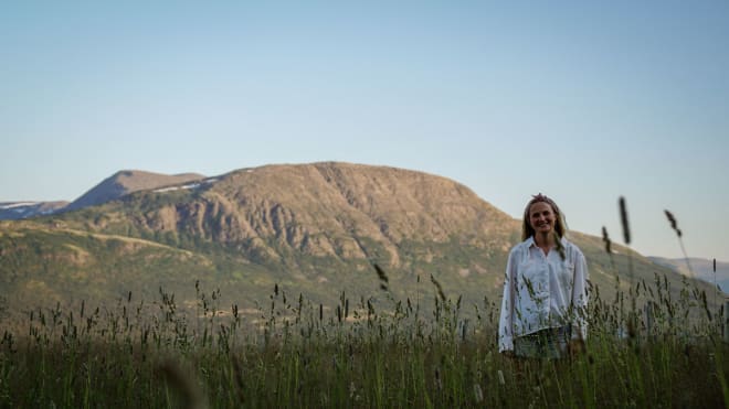 SOMMERIDYLL: Johanne i ei blomstereng i Oppdal.