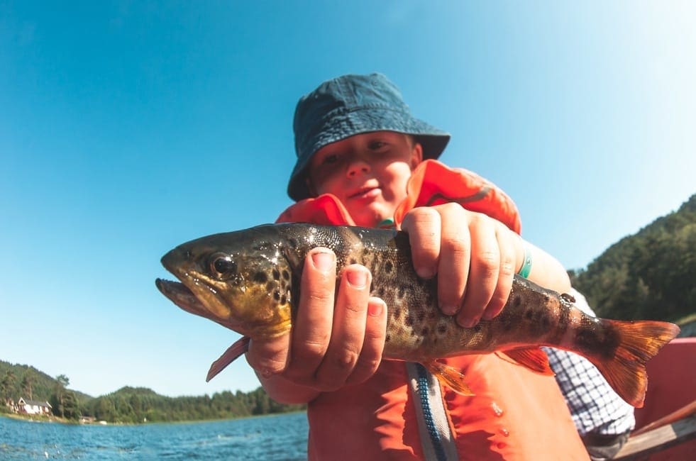 FISKETUR MED BARN: Det er morsomt å få napp. Foto: Hans Kristian Krogh Hansen