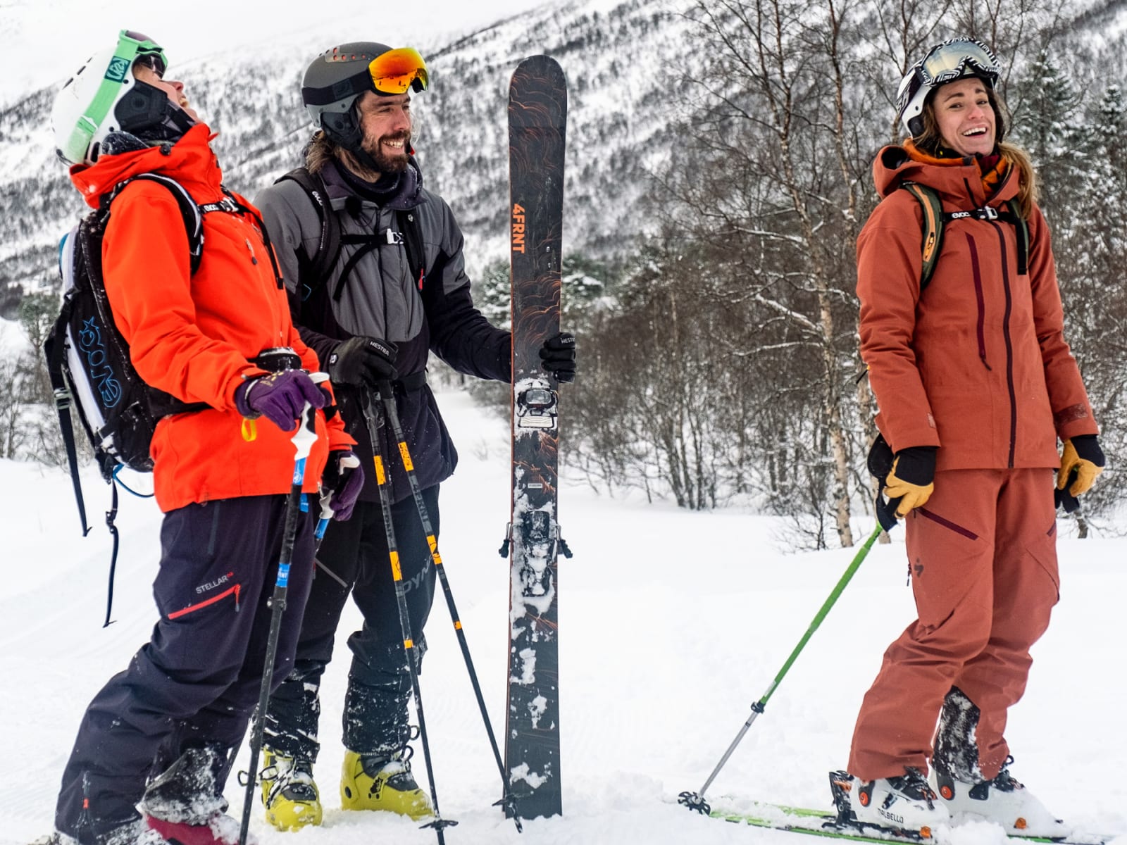 STRANDASØSTRE: Eirik Finseth fant førsteklasses snø på Strandafjellet med søstrene Kristina og Anne May (Slinning). Bilde: Bård Gundersen