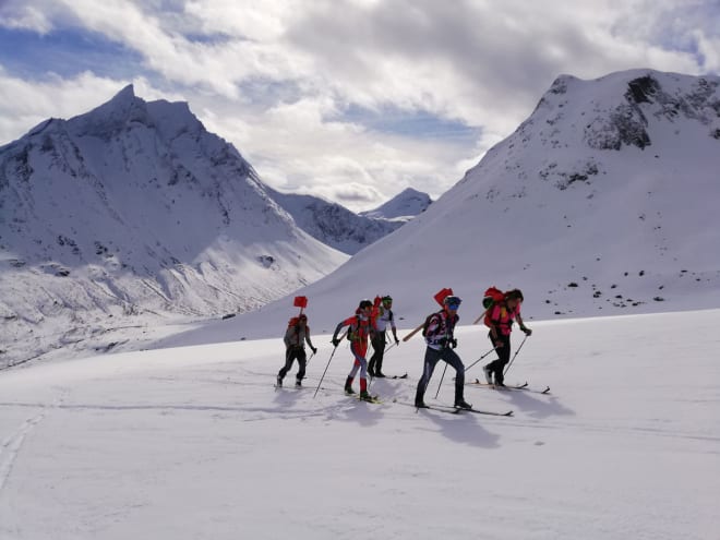 LØYPESJEKK: Arrangørstaben i ferd med å sjekke og stikke løypa til lørdagens norgesmesterskap i randonée i Romsdalen. Foto: Ola Hovdenak