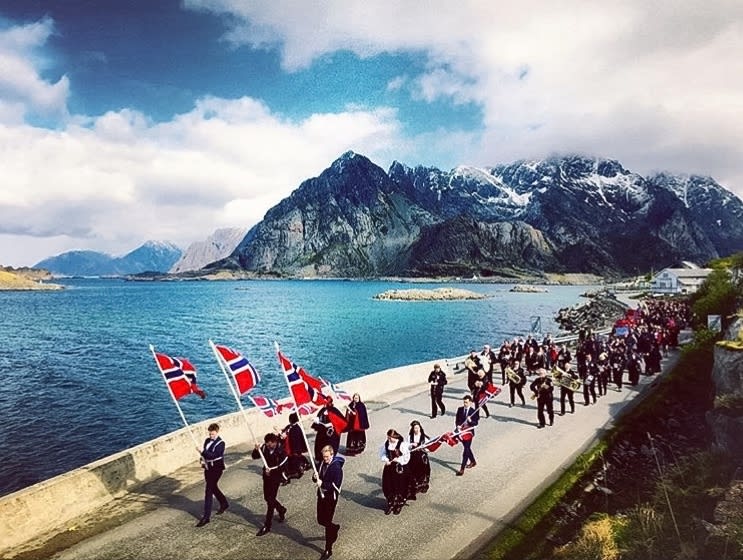PRAKTOMGIVELSER: Her går toget gjennom Henningsvær. Foto: @enirt72