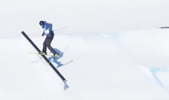 VERDENS TREDJE BESTE JUNIOR: Her er Ulrik Samnøy i ferd med å sikre seg tredjeplassen i Junior-VM i slopestyle i Kläppen tirsdag. Foto: FIS