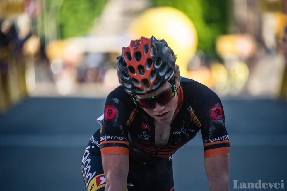 SLUTTKJØRT: Målgang NM Lillehammer 2015, der Hagen ble nummer ni. Sesongen var hans første i Team Sparebanken Sør. Foto: Henrik Alpers.