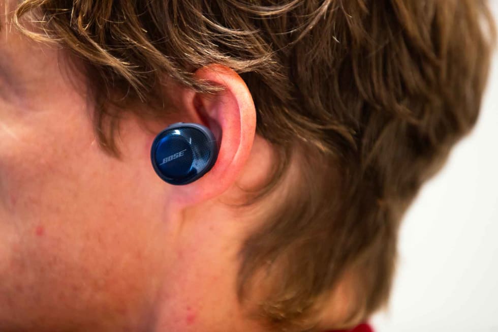 GANSKE STORE: Bose Soundsport free er store og står et stykke ut fra ørene.