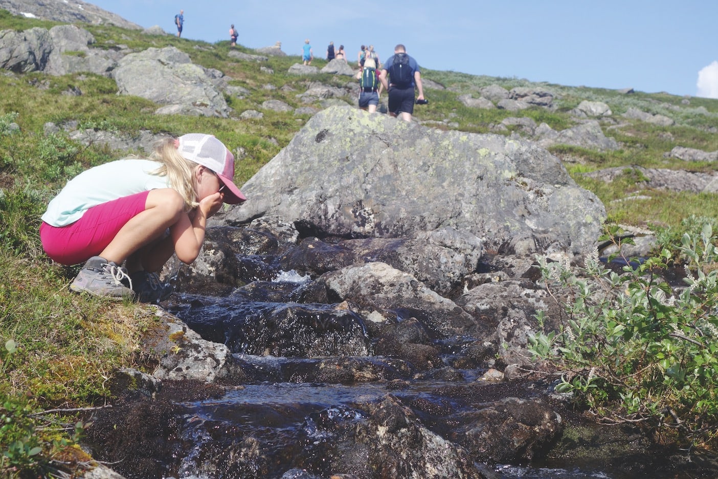 LESKENDE: Aurora (9) tar en slurk fra bekken på vei opp fra Vengedalen.