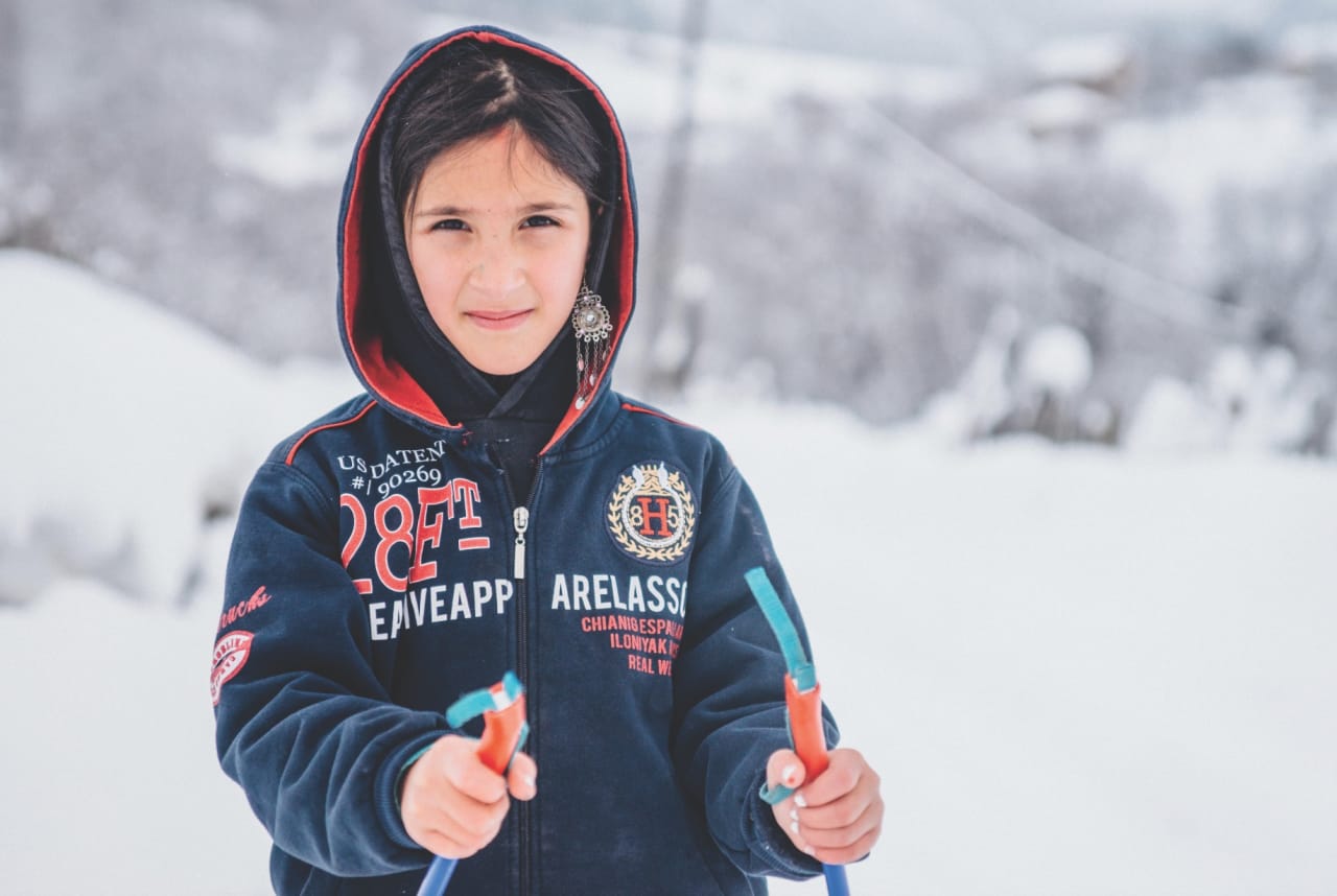 EIT GODT DØME: Etter at Richard Bærug tok med eit lass med skiutstyr til Svaneti, har skia blitt eit naturleg framkomstmiddel i bygda. Denne naturlege skibruken hadde vore fint og sett meir av heime i Noreg óg.